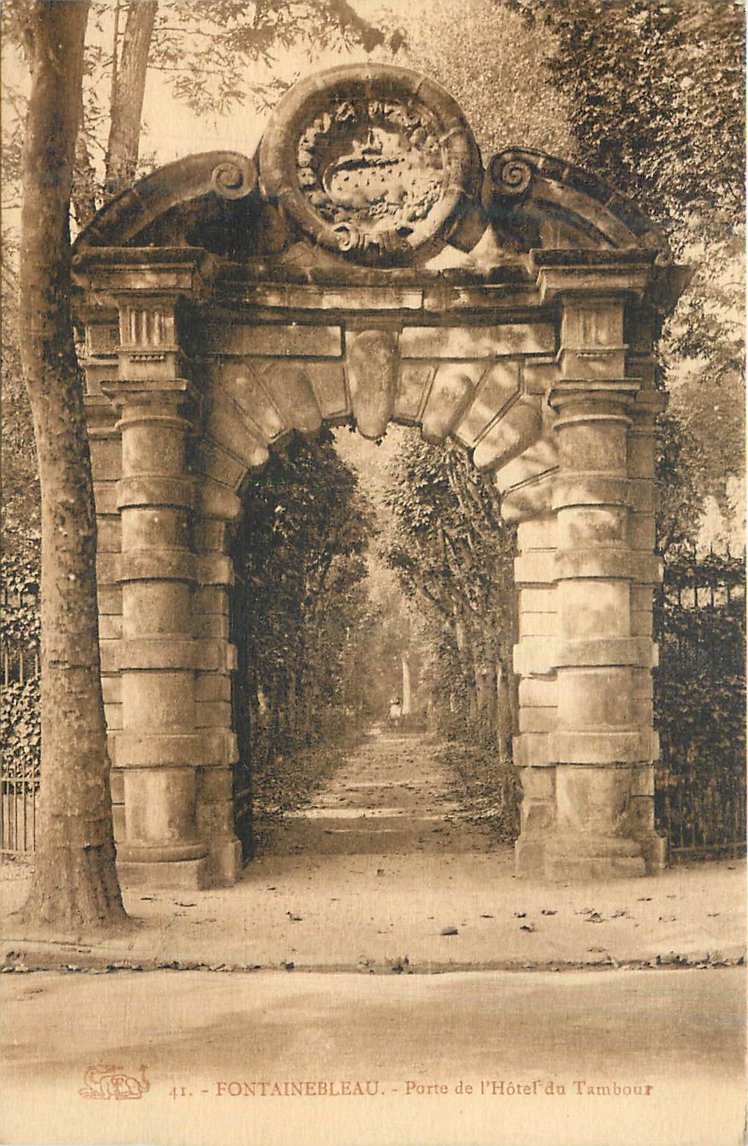 Fontainebleau — Tor des Hotels Tambour — anonymer Verlag, Nr. 41
